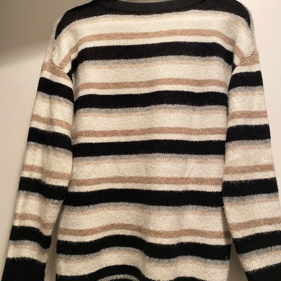 EVEREVE Stitches & stripes super soft V-neck sweater size S - Picture 2 of 3